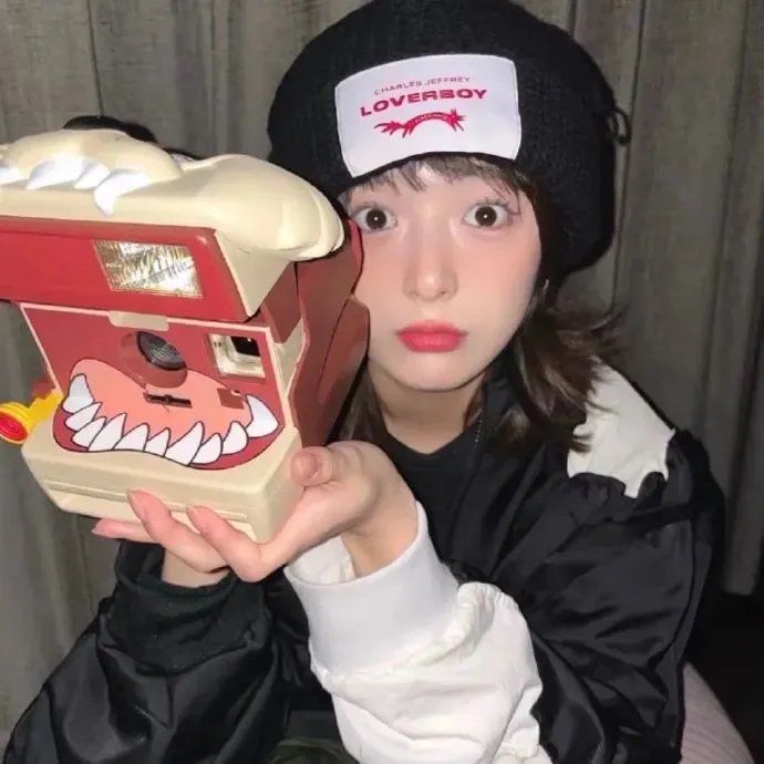 粉红转角上的男人